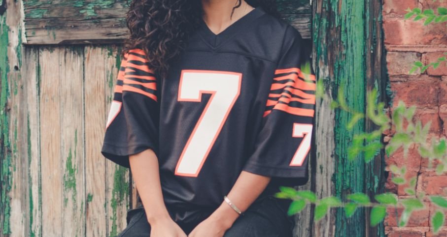Oversized Jersey Outfit Ideas for Women That Slay Now