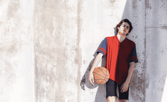 Soccer Jersey And Jeans Outfit Ideas For Men